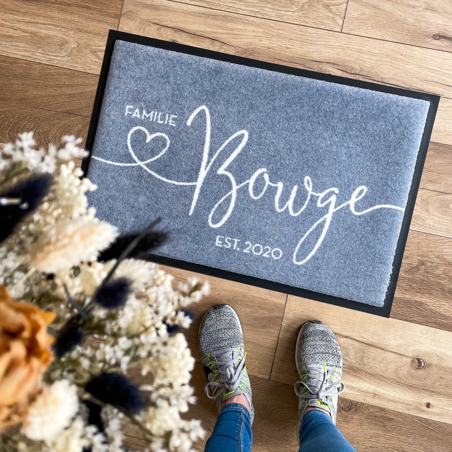 Personalisierte Fußmatte mit Familie und Name Entstehungsjahr in grau