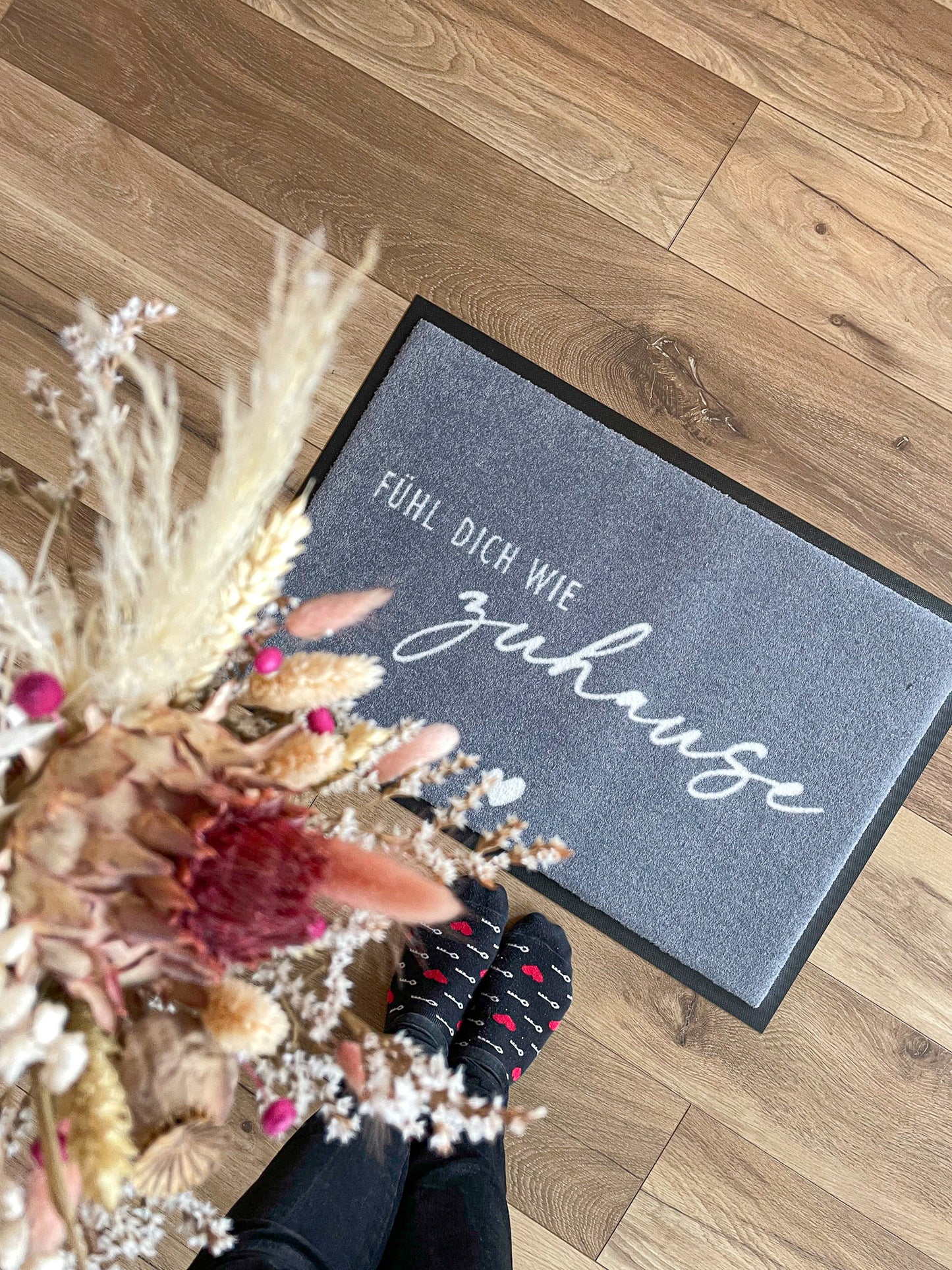 Fußmatte fühl dich wie zuhause in grau mit weißer Schrift