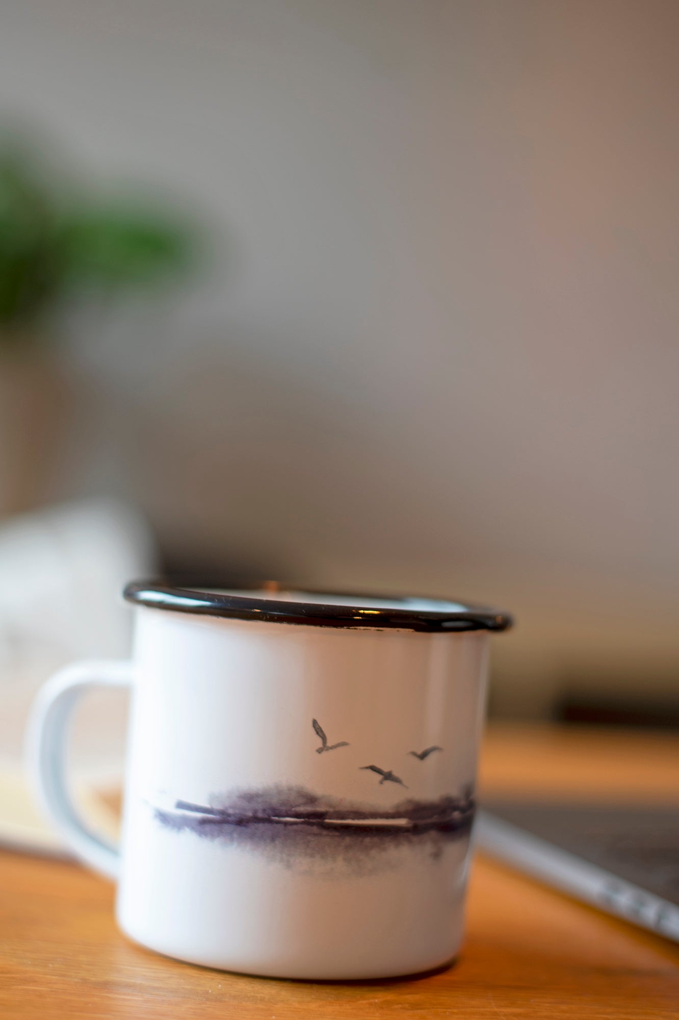 Tasse mit Vögeln und Landschaft