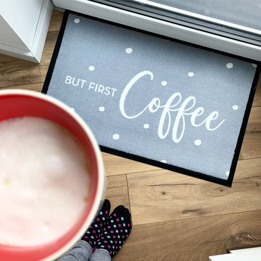 hellgraue Fußmatte but first coffee