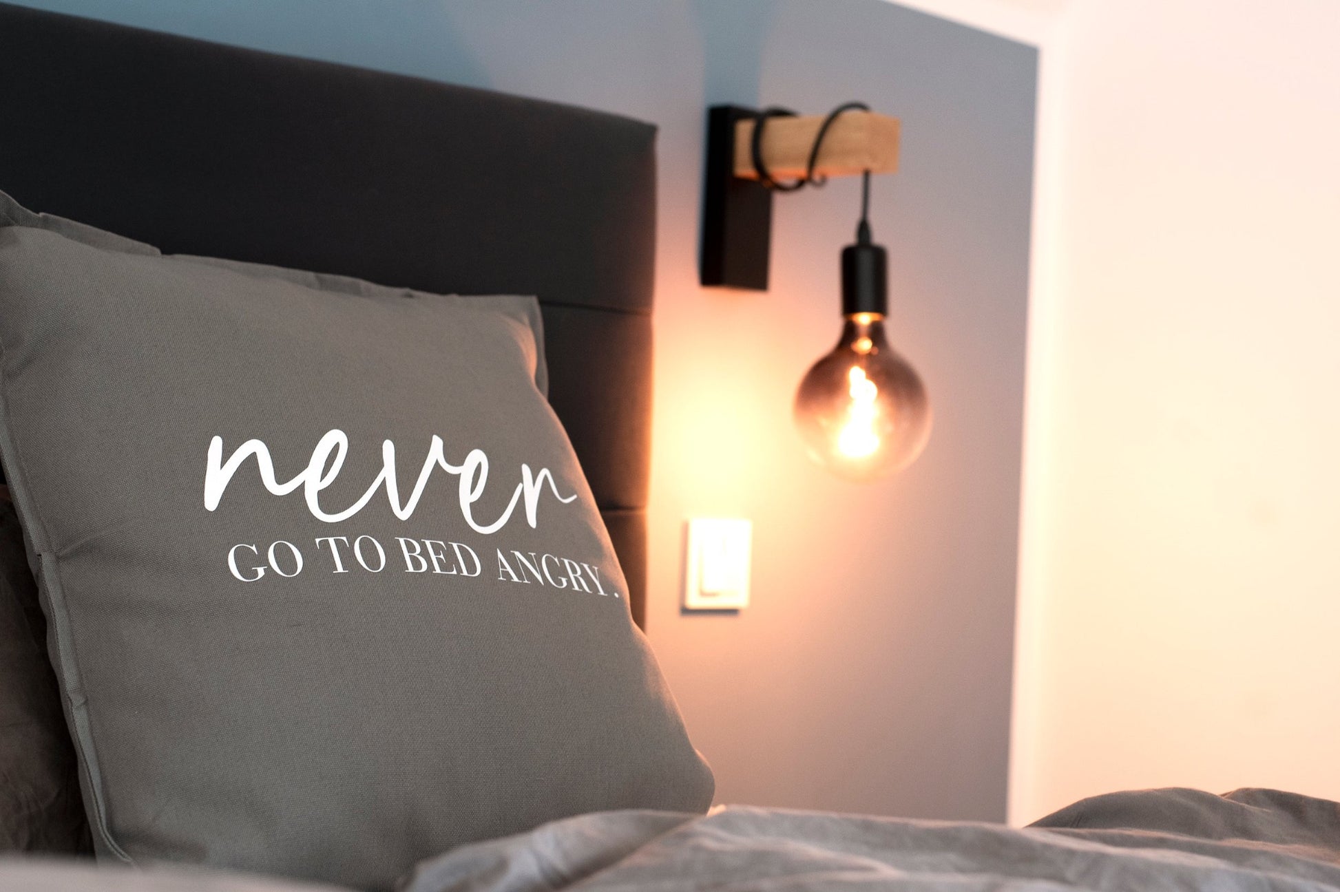 Kissen grau never go to bed angry