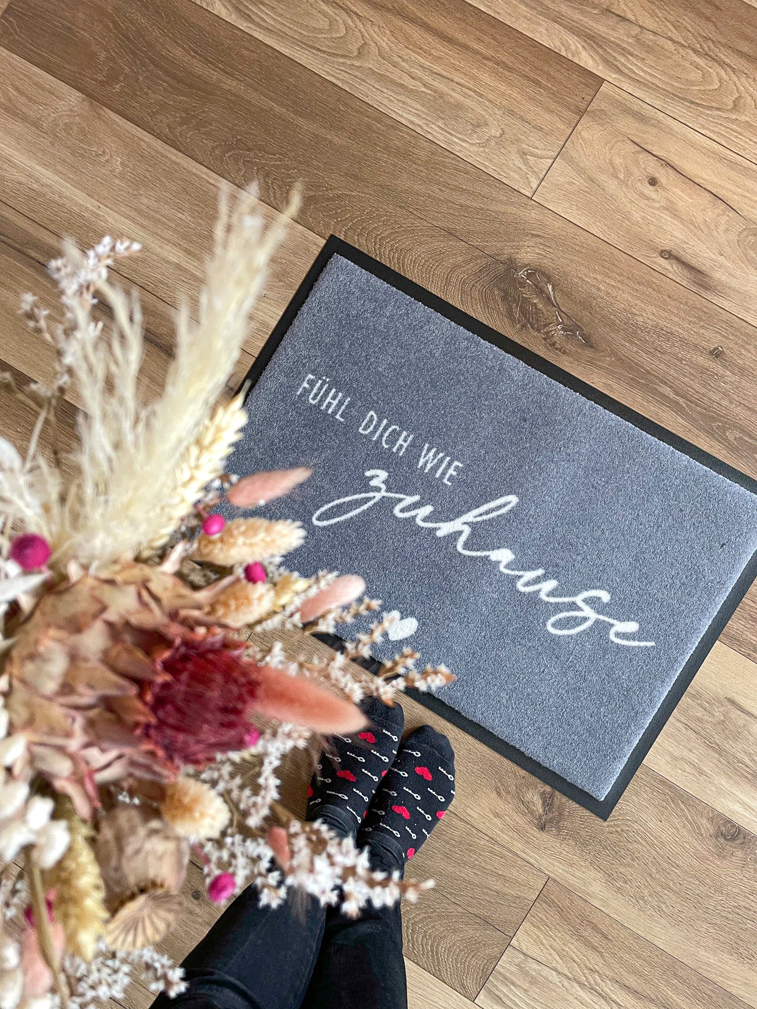 Fußmatte fühl dich wie zuhause in grau mit weißer Schrift