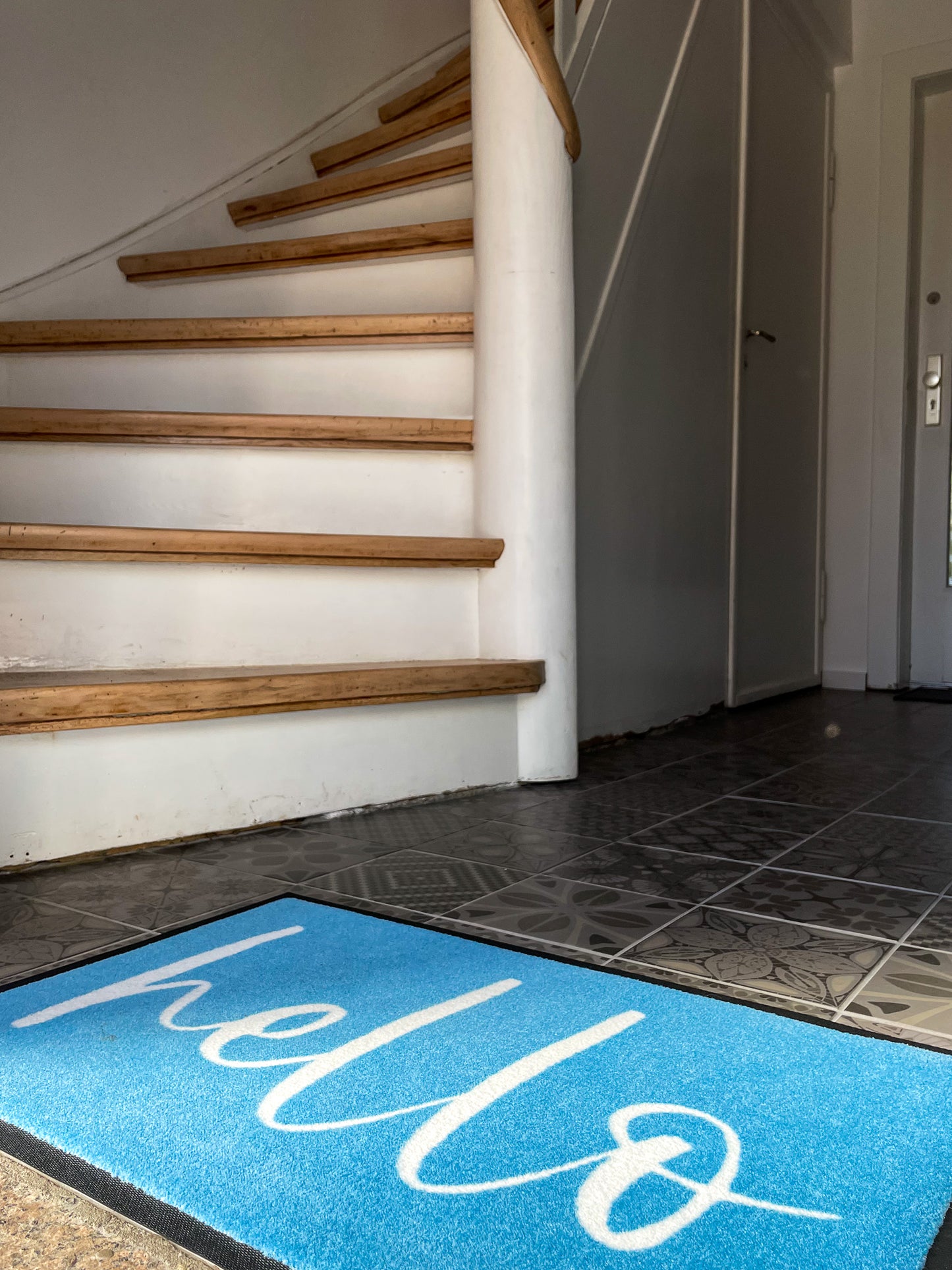 Fußmatte hello in einem alten Treppenhaus