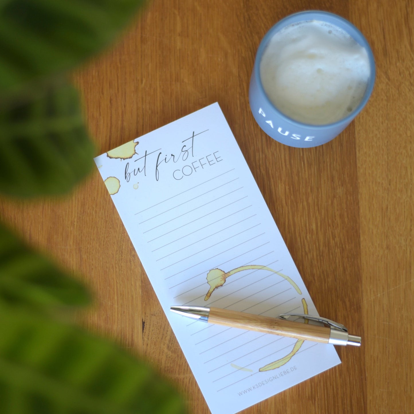 Notizblock but first coffee mit Kaffee und Stift